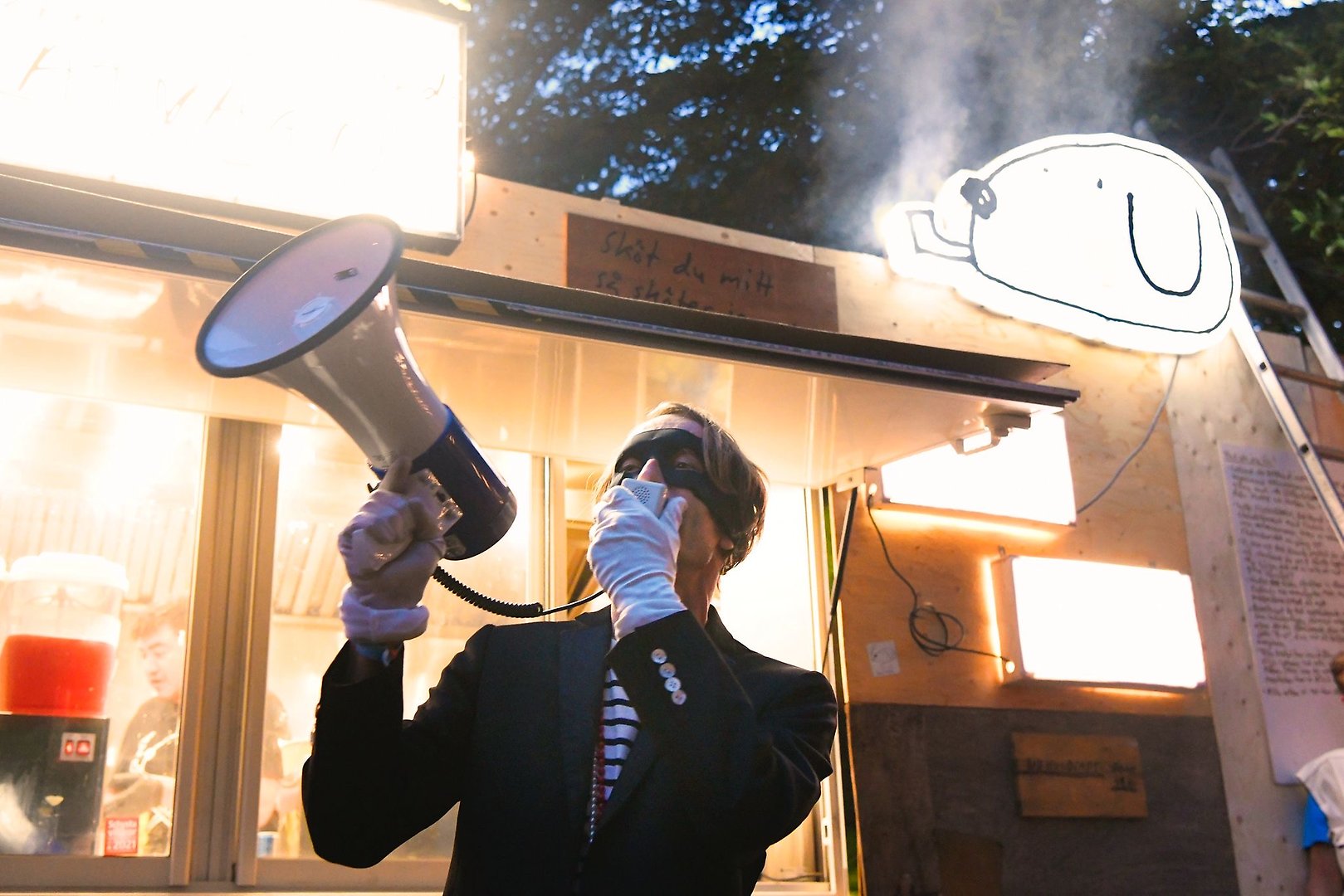 Tomas Öberg of Bob Hund with a megafone